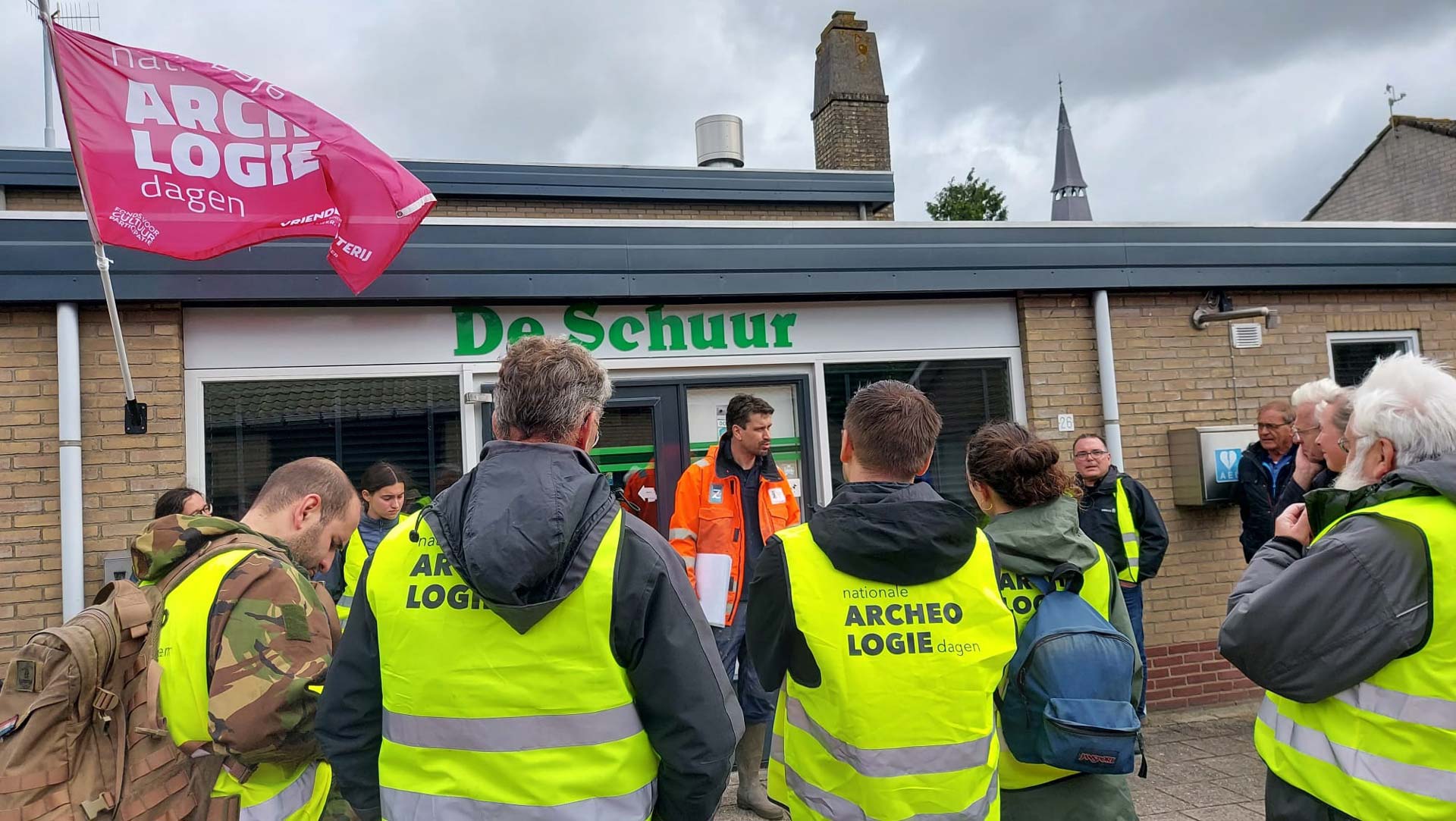 De deelnemers aan het veldwerk in Hengstdijk verzamelen zich bij het dorpscentrum.