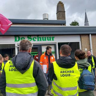 De deelnemers aan het veldwerk in Hengstdijk verzamelen zich bij het dorpscentrum.