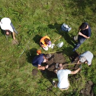 Extra veldwerk op het onderzoeksterrein (dronefoto Joris Kemper).