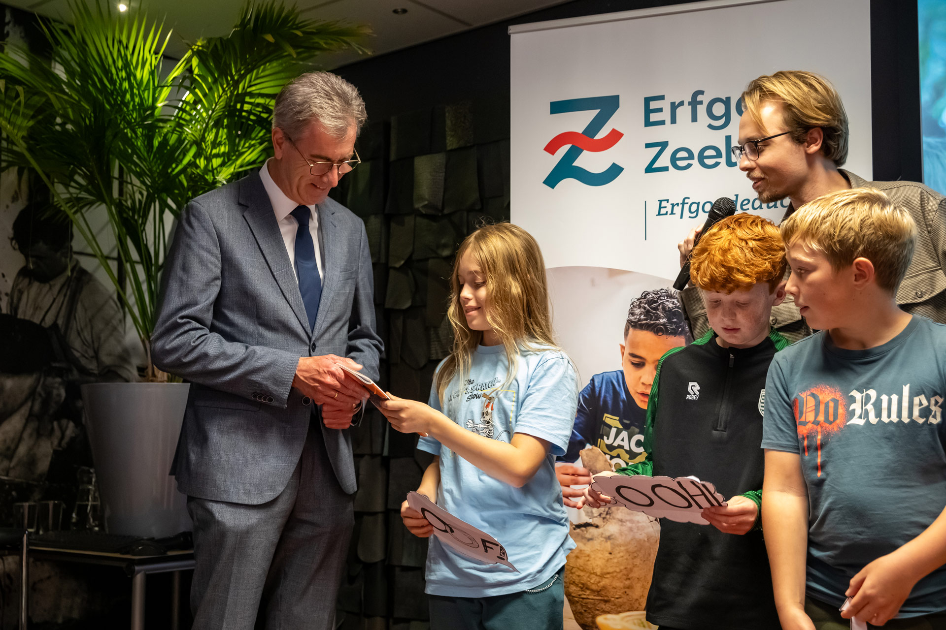 Een van de leerlingen van Het Talent overhandigde de eerste uitgave van ‘Reizen in de Tijd’ aan Harry van der Maas (gedeputeerde, Provincie Zeeland).