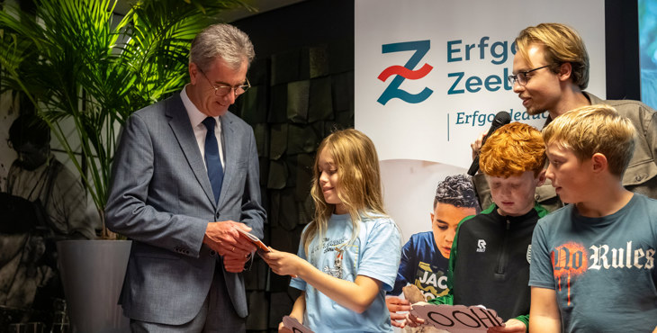 Een van de leerlingen van Het Talent overhandigde de eerste uitgave van ‘Reizen in de Tijd’ aan Harry van der Maas (gedeputeerde, Provincie Zeeland).