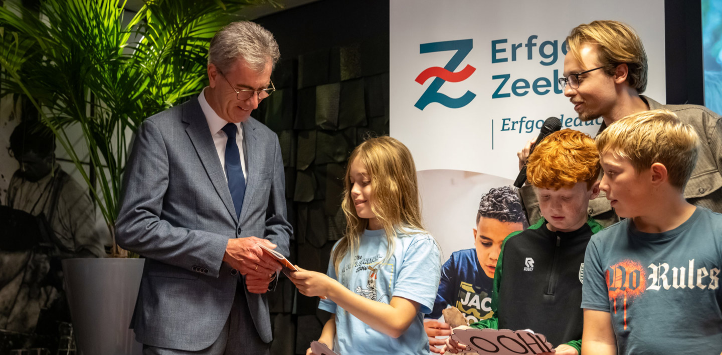 Een van de leerlingen van Het Talent overhandigde de eerste uitgave van ‘Reizen in de Tijd’ aan Harry van der Maas (gedeputeerde, Provincie Zeeland).