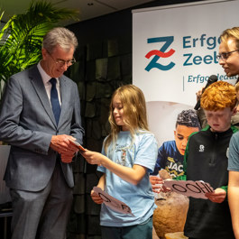 Een van de leerlingen van Het Talent overhandigde de eerste uitgave van ‘Reizen in de Tijd’ aan Harry van der Maas (gedeputeerde, Provincie Zeeland).