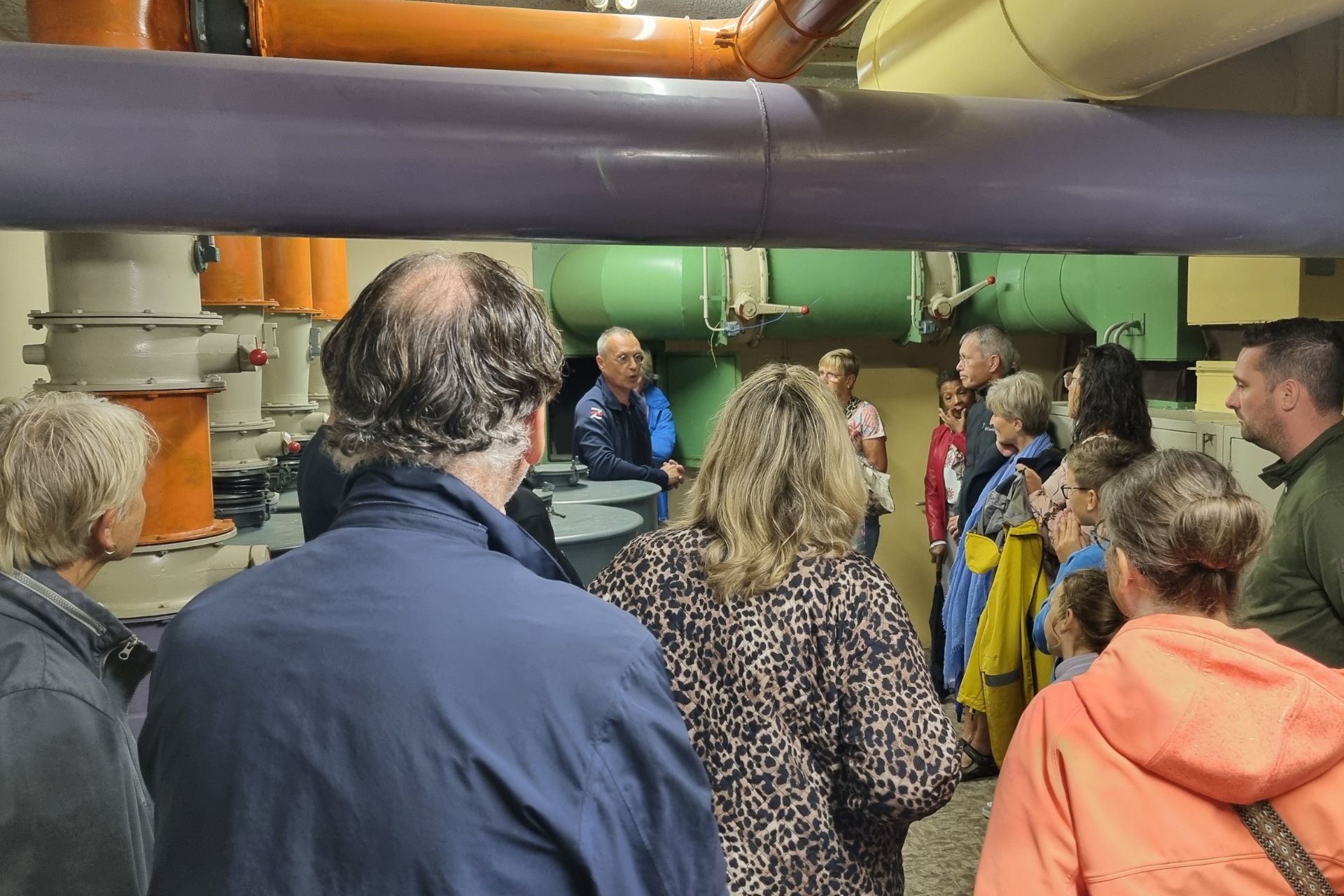 Uitleg over de verschillende luchtzuiveringssystemen in de ondergrondse bunker.