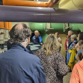 Uitleg over de verschillende luchtzuiveringssystemen in de ondergrondse bunker.