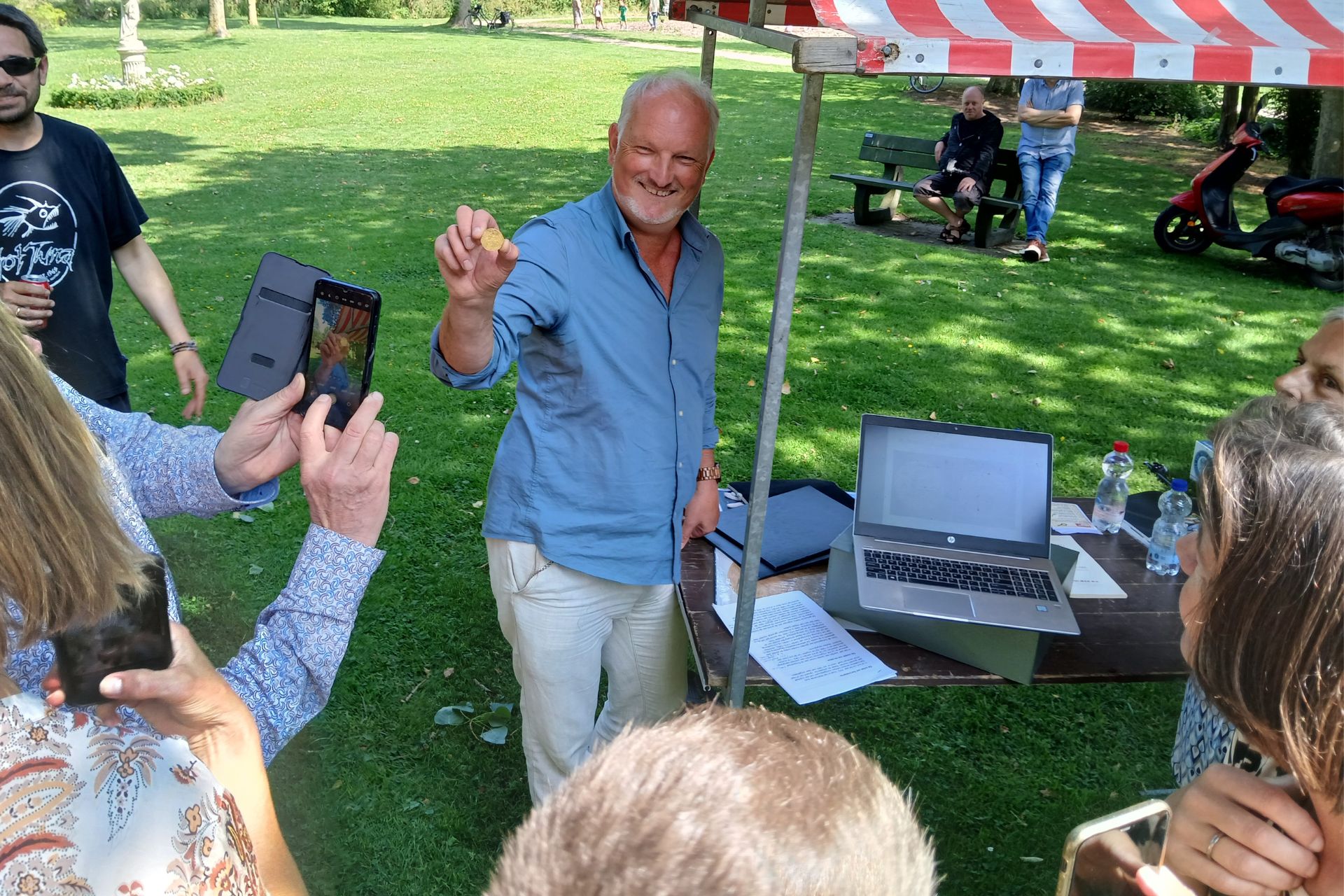 Luisteren naar vehalen over Oosterse piraten en goudschatten (foto Bram Silkens).