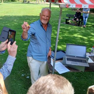 Luisteren naar vehalen over Oosterse piraten en goudschatten (foto Bram Silkens).