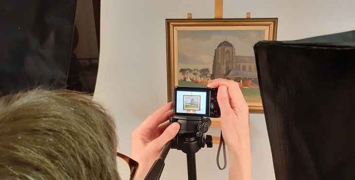 Cursist fotografeert een schilderij tijdens de cursus fotograferen van objecten.