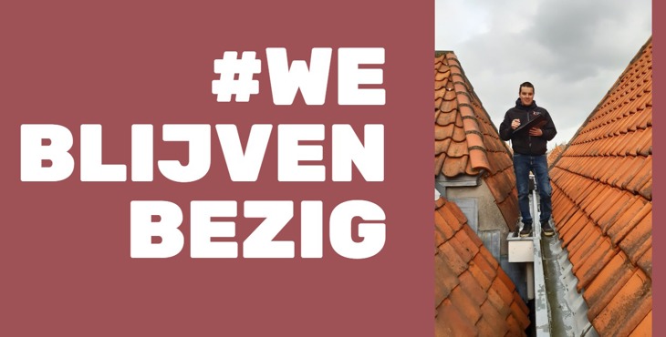 Monumentenwachter Sem voert controle uit op het dak van diverse monumentale panden.