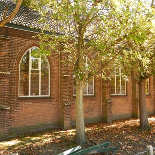 Het kerkgebouw van de voormalige Gereformeerde Gemeente in Waarde.