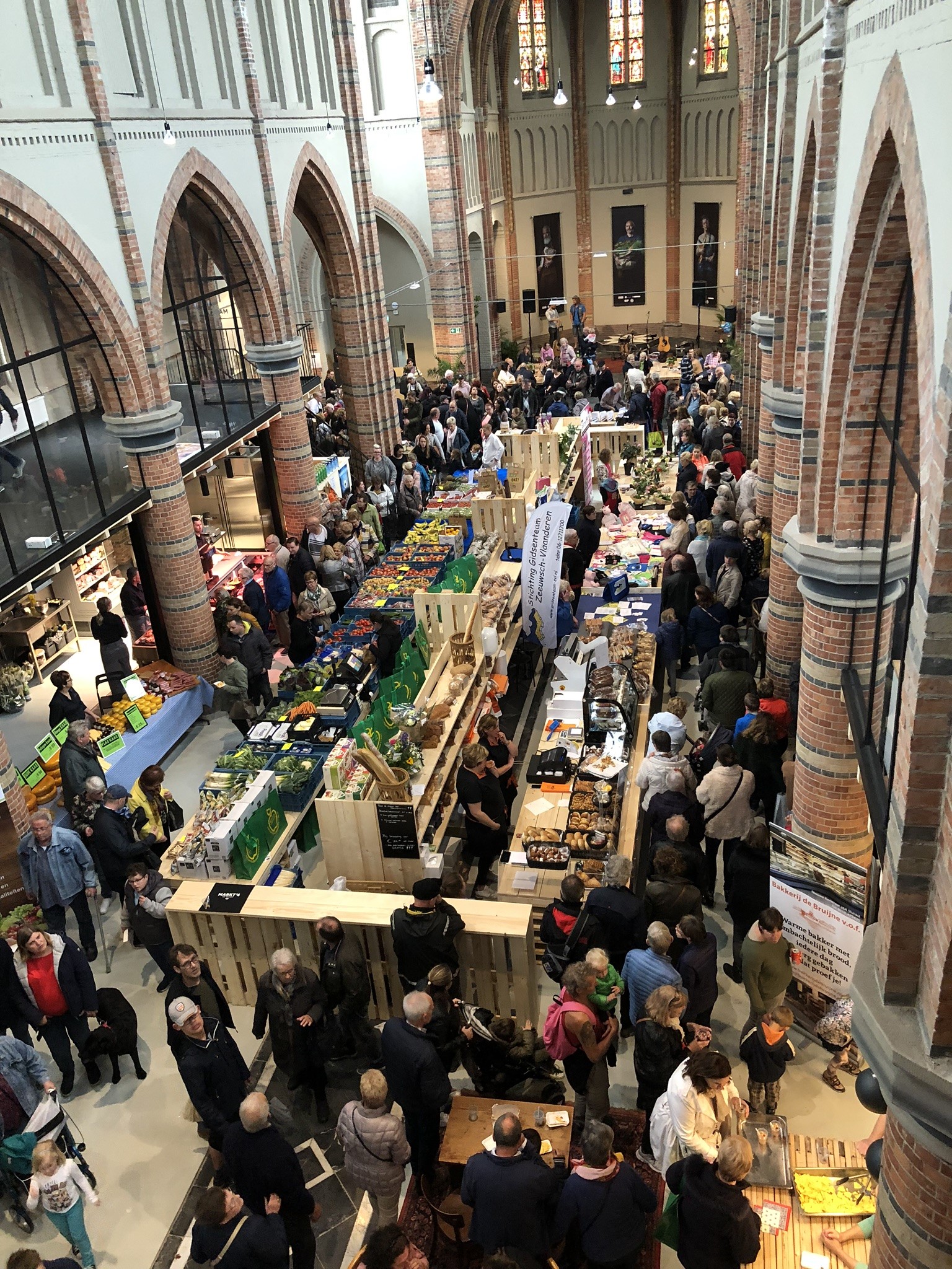 De binnenkant van de Cuyperskerk in Sas van Gent.