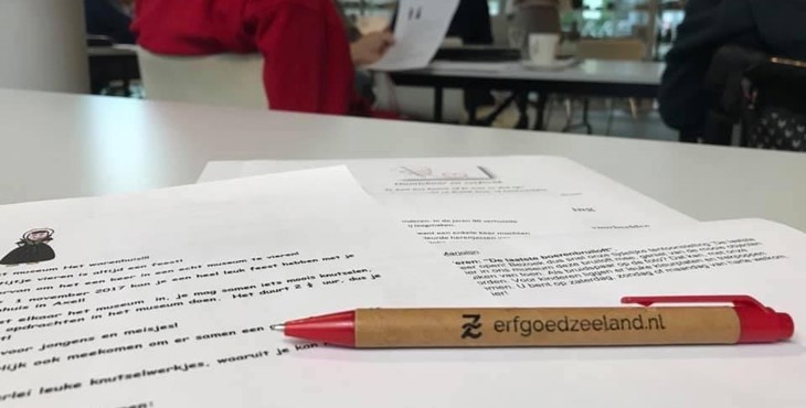 De pen van Erfgoed Zeeland en cursusmateriaal liggen op tafel.