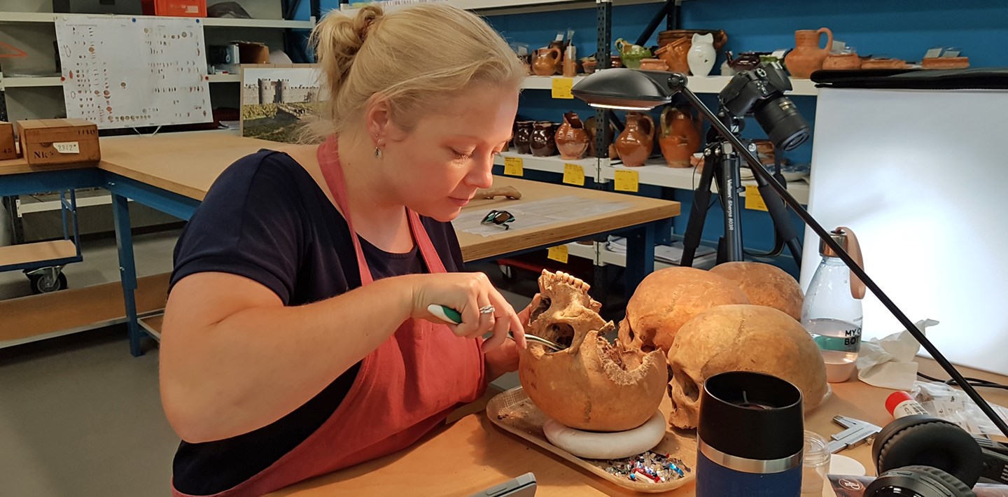 Rachel Schats van de Universiteit Leiden voert fysisch-antropologisch onderzoek uit bij Erfgoed Zeeland