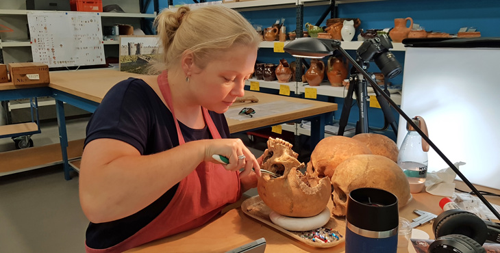 Rachel Schats van de Universiteit Leiden voert fysisch-antropologisch onderzoek uit bij Erfgoed Zeeland