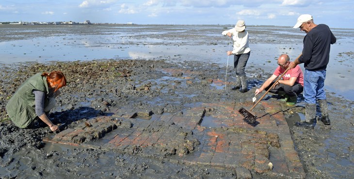 Archeologisch onderzoek naar het verdronken dorp Tolsende door Erfgoed Zeeland en vrijwilligers