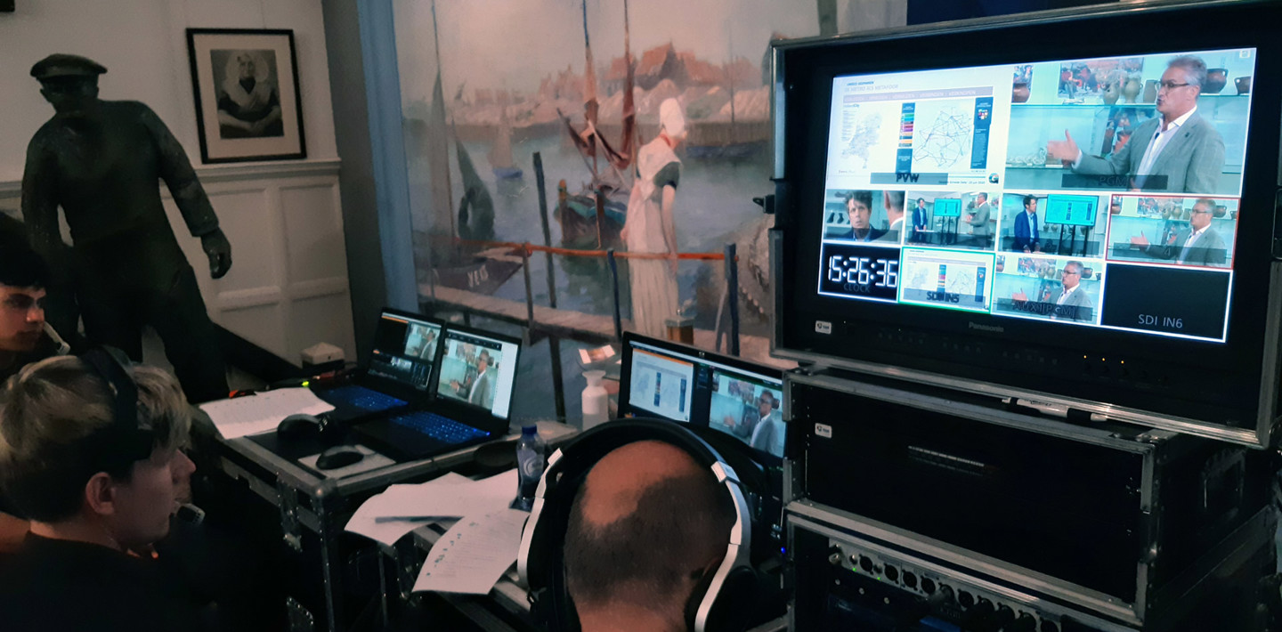 Online presentator licht de verhaallijnen voor het Geopark Schelde Delta toe