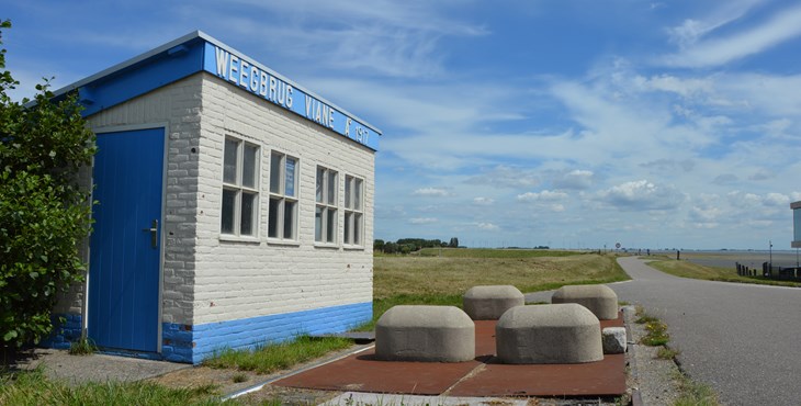 Weegbrug en bijbehorend bedieningshuisje bij het tijhaventje van Viane op Schouwen-Duiveland