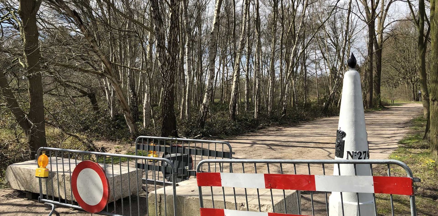 Grensversperring in bosrijke omgeving met buurland België tijdens de coronacrisis