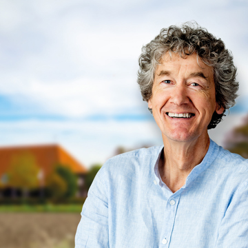 Wim Scholten in landelijke omgeving. Hij neemt op 1 augustus 2021 afscheid bij Erfgoed Zeeland
