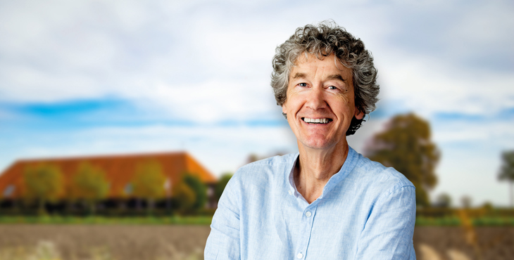 Wim Scholten in landelijke omgeving. Hij neemt op 1 augustus 2021 afscheid bij Erfgoed Zeeland