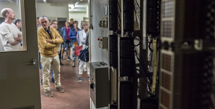 Rondkijken in de ondergrondse bunker uit de periode van de Koude Oorlog.