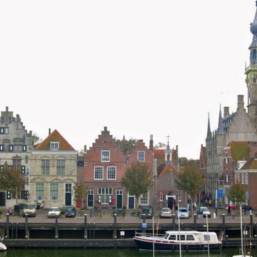 Monumentale panden aan de kaai in Veere.