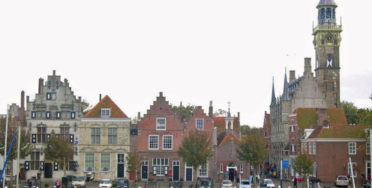 Monumentale panden aan de kaai in Veere.