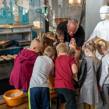 Leerlingen krijgen in het Industrieel Museum Zeeland uitleg over brood bakken (foto IZM, Anja Lansu)