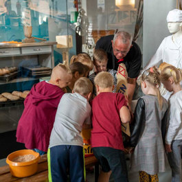 Leerlingen krijgen in het Industrieel Museum Zeeland uitleg over brood bakken (foto IZM, Anja Lansu)