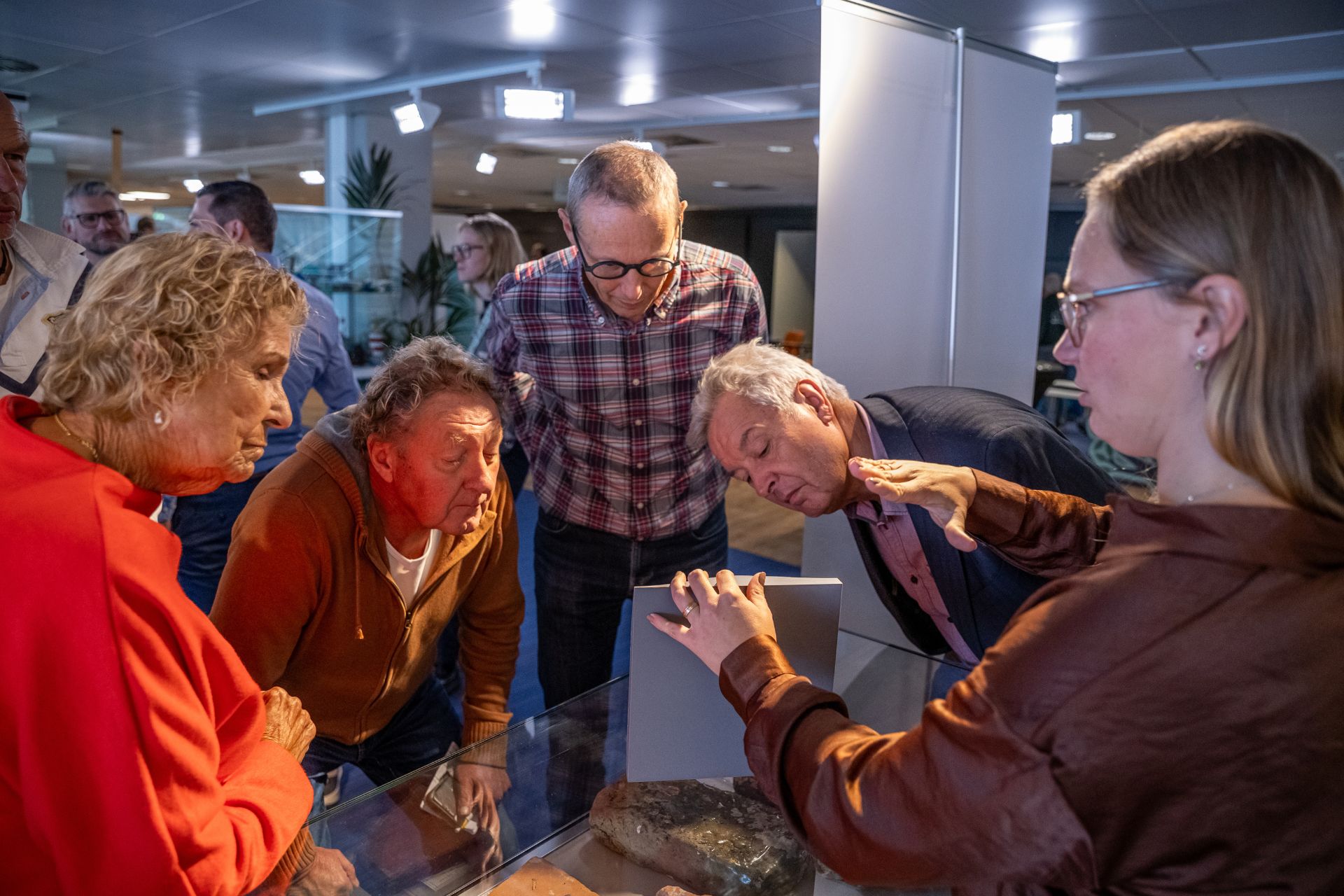 Belangstellenden bekijken de 3D-print.