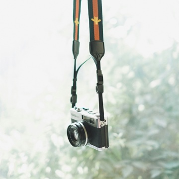 Oude fotocamera aan een koord. 