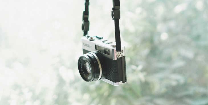 Oude fotocamera aan een koord. 