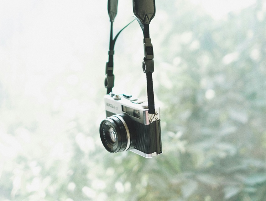 Oude fotocamera aan een koord. 
