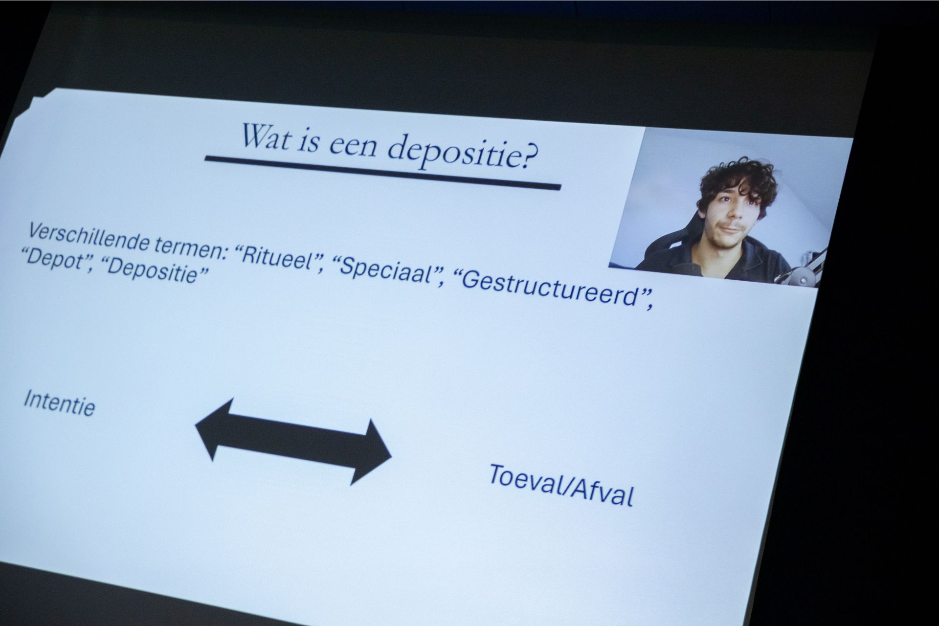 Maël Benallou van de Universiteit Gent presenteerde zijn bijdrage over rituele deposities online.