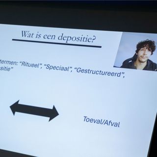 Maël Benallou van de Universiteit Gent presenteerde zijn bijdrage over rituele deposities online.