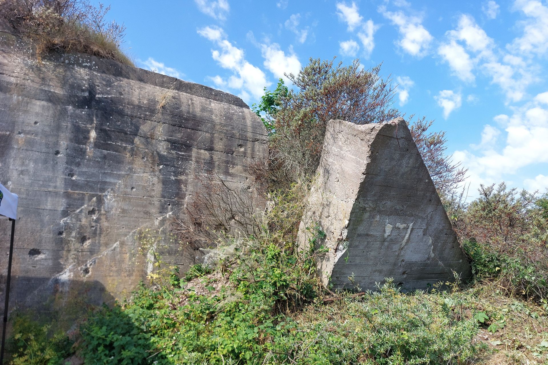 Bunker in het duinlandschap, onderdeel van de Atlantikwall.