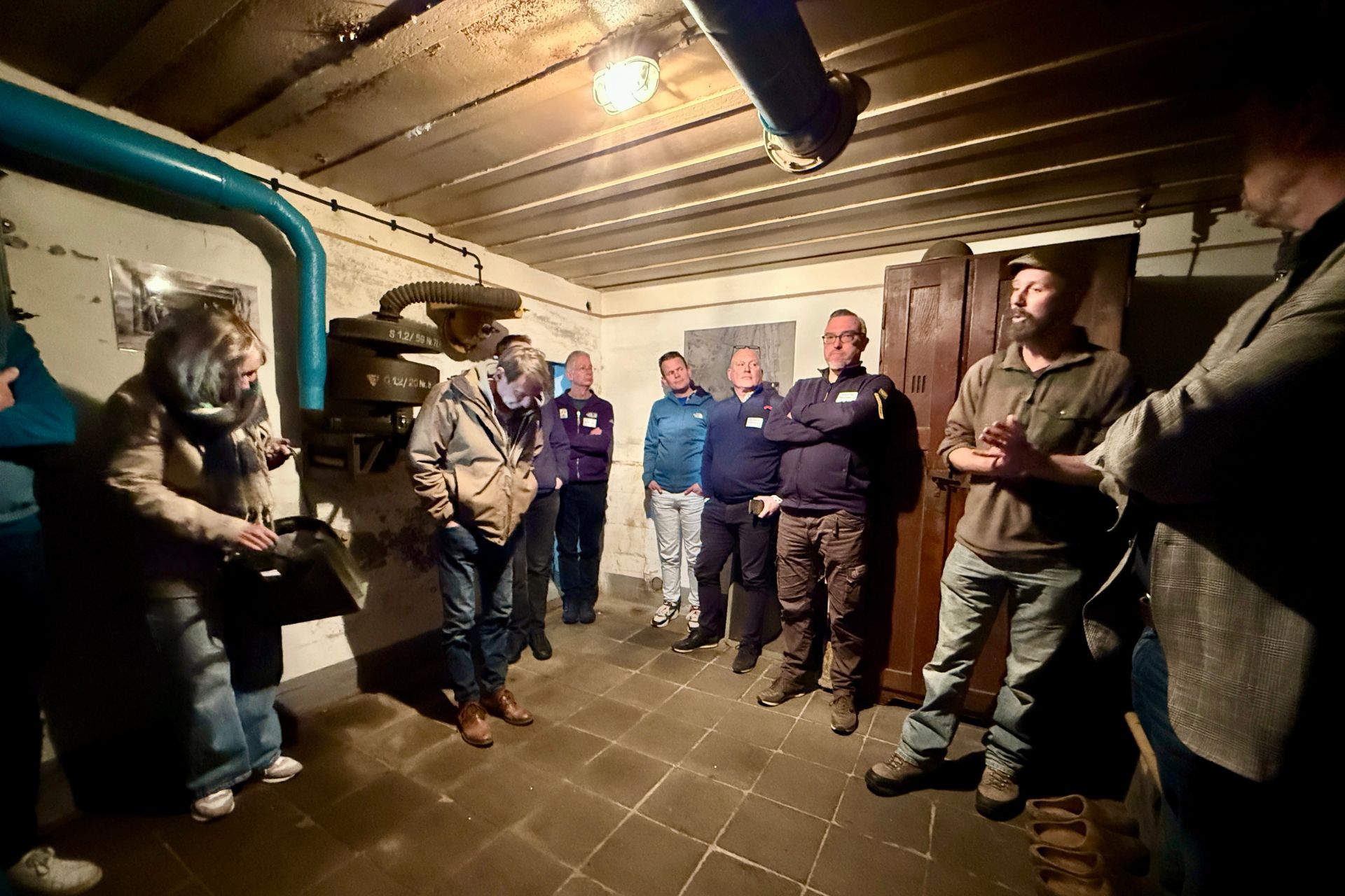 Met interesse volgen de deelnemers het verhaal over de R630-bunker.