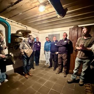 Met interesse volgen de deelnemers het verhaal over de R630-bunker.