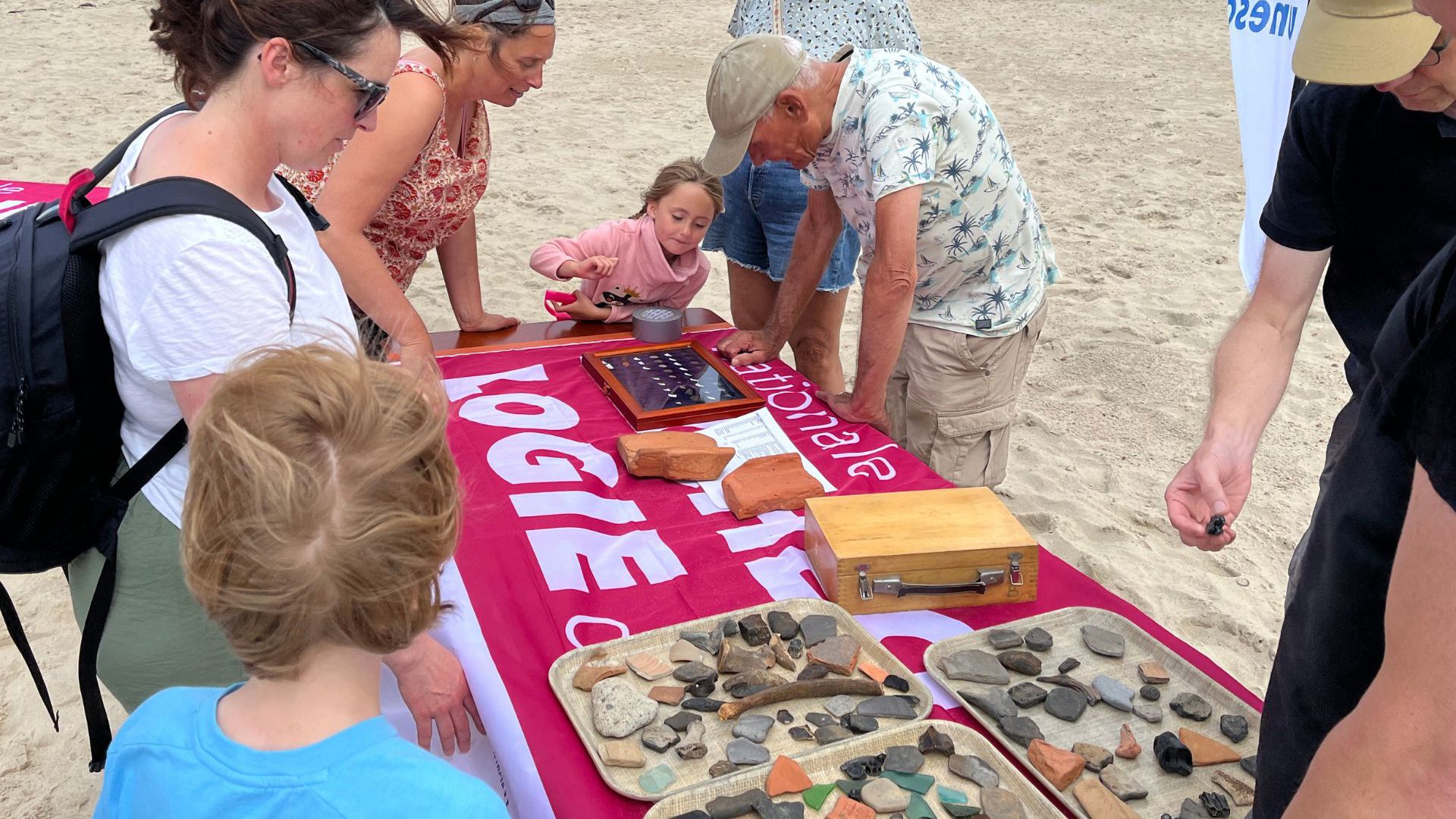 Tafel met strandvondsten bij het infopunt van de strandzoekers (foto Walter Jonkers).