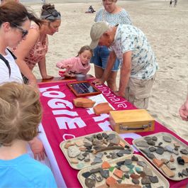 Tafel met strandvondsten bij het infopunt van de strandzoekers (foto Walter Jonkers).