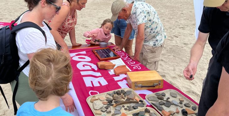 Tafel met strandvondsten bij het infopunt van de strandzoekers (foto Walter Jonkers).