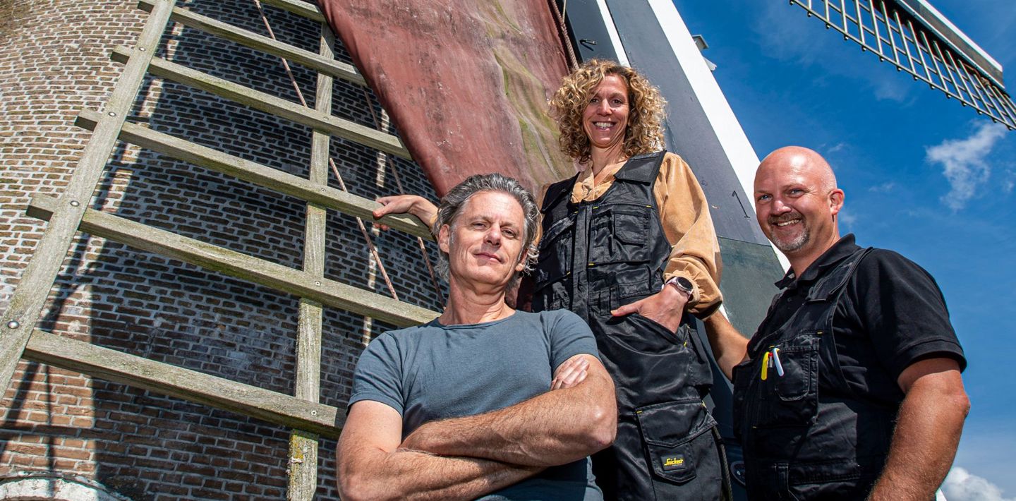 Eigenaar van molen De Haan in Brouwershaven, Bas Kennis met molenaars Janneke Ruitenbeek en Jeroen van Dijke.