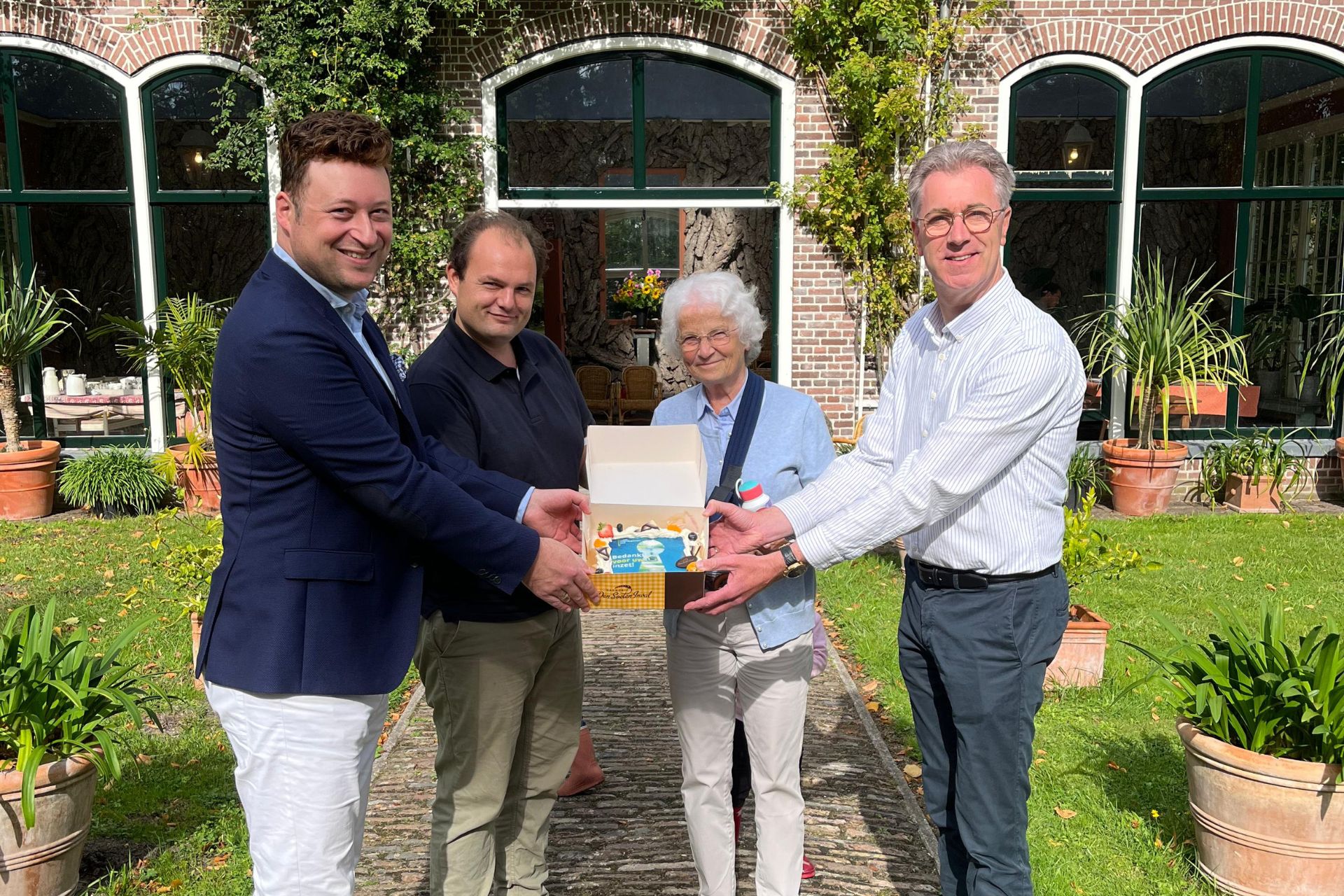 Taart voor de vrijwilligers van Buitenplaats Zeeduin (foto Olivier Hanemaaijer).