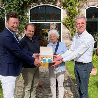 Taart voor de vrijwilligers van Buitenplaats Zeeduin (foto Olivier Hanemaaijer).