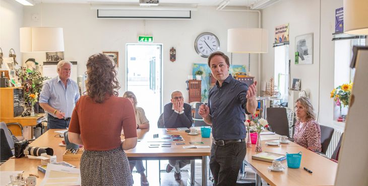 Medewerkers krijgen een training voor het werven van vrijwilligers (foto Floris Scheplitz / Erfgoedhuis Zuid-Holland).