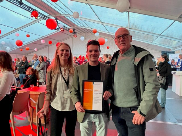  Finalist Sem de Paauw (midden) met teamleider Monumentenwacht Wim Jakobsen (rechts) en Marjolein Dik (links) (foto Kees-Jan Dosker).