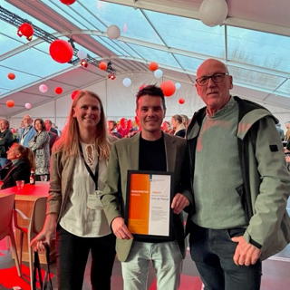  Finalist Sem de Paauw (midden) met teamleider Monumentenwacht Wim Jakobsen (rechts) en Marjolein Dik (links) (foto Kees-Jan Dosker).