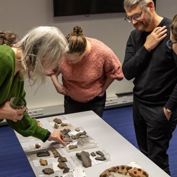 Met elkaar strandvondsten bekijken in het Zeeuws Archeologisch Depot in Middelburg.