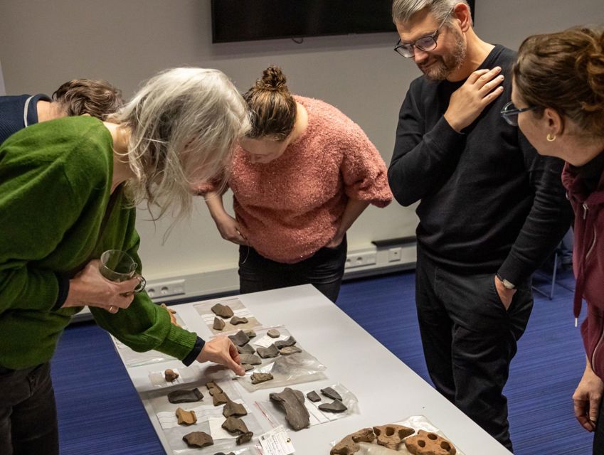 Met elkaar strandvondsten bekijken in het Zeeuws Archeologisch Depot in Middelburg.