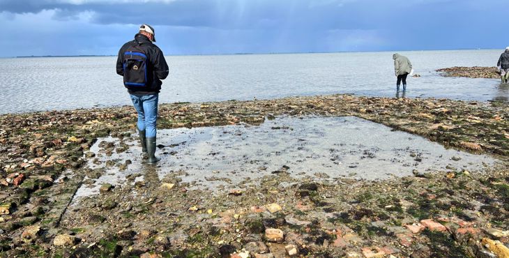 Deelnemers bekijken tijdens de excursie 